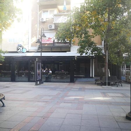 Brick Apartment On Macedonia Pedestrian Street Skopje Exterior photo