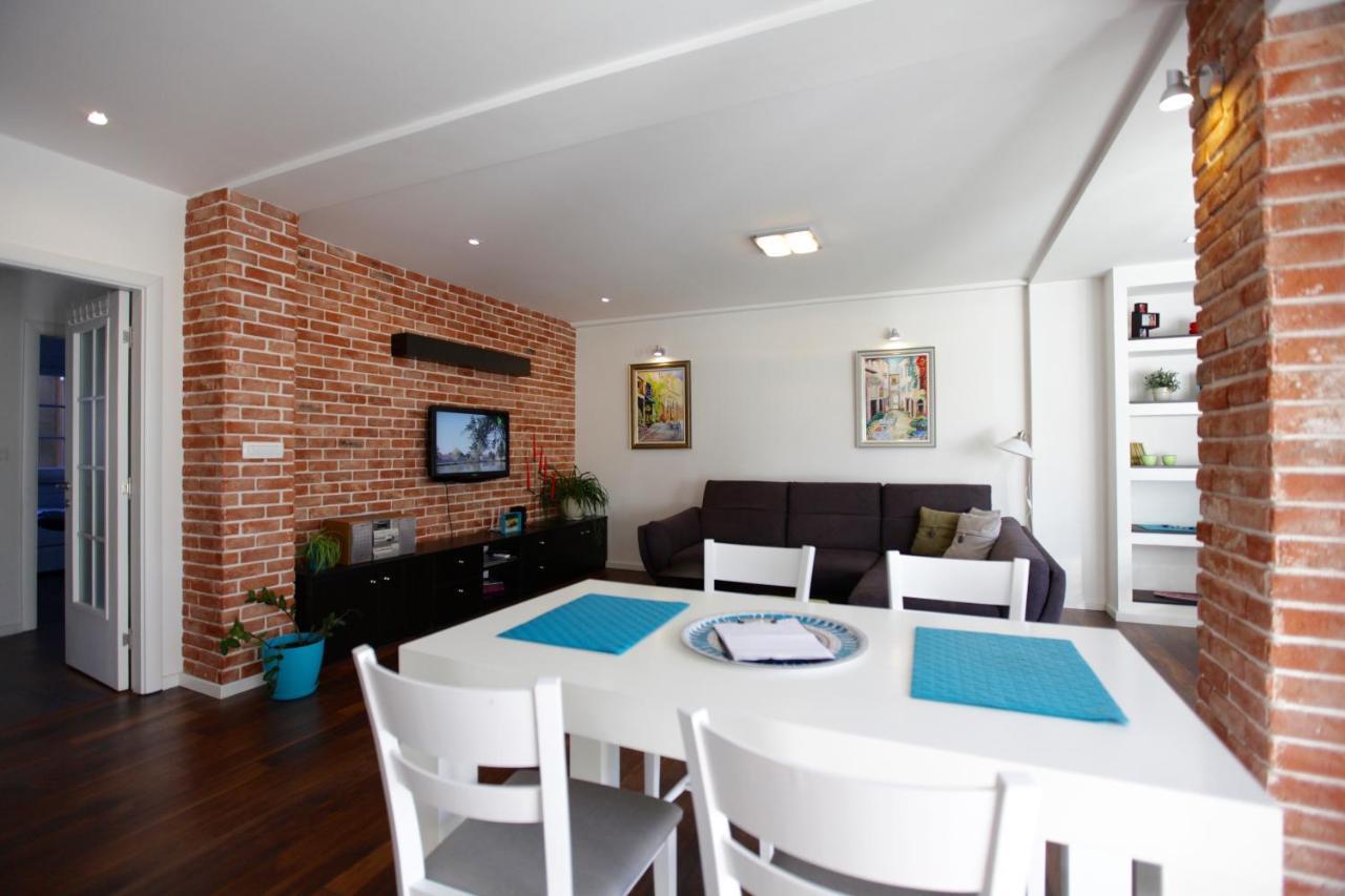 Brick Apartment On Macedonia Pedestrian Street Skopje Exterior photo