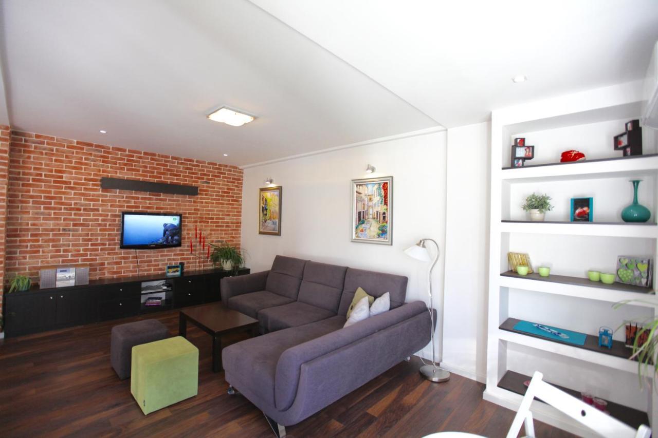 Brick Apartment On Macedonia Pedestrian Street Skopje Exterior photo