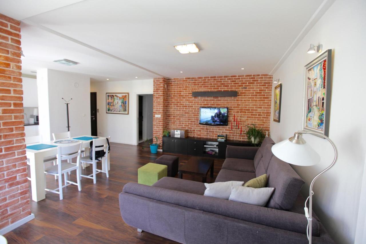 Brick Apartment On Macedonia Pedestrian Street Skopje Exterior photo